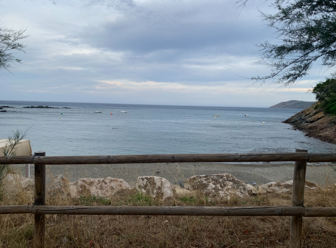 Imagen de valla de madera con el mar de fondo